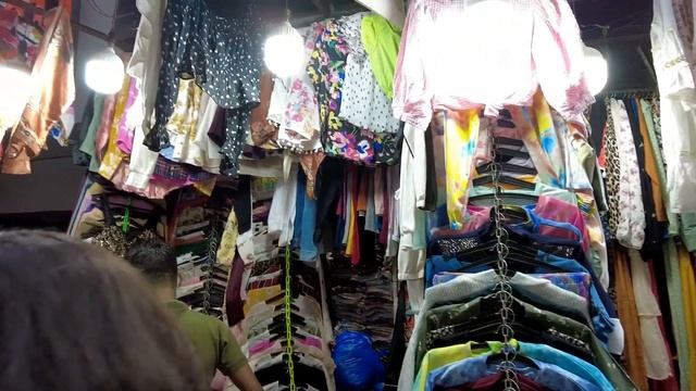 Shopping in M Block Market, GK 1 with my Sister || She Walkin || Shivani Explorin || City Life смотреть онлайн