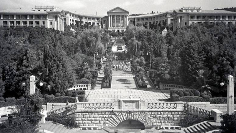 Вокруг Сочи_ Замок «Красный штурм»,  санаторий им. Серго Орджоникидзе,  тисо-самшитовая роща в Хосте