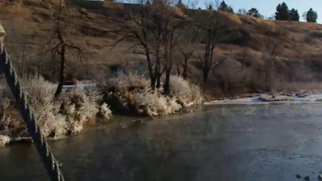 Crossing the bridge to Happy Trails with Selma on New Year's Day.AVI смотреть онлайн