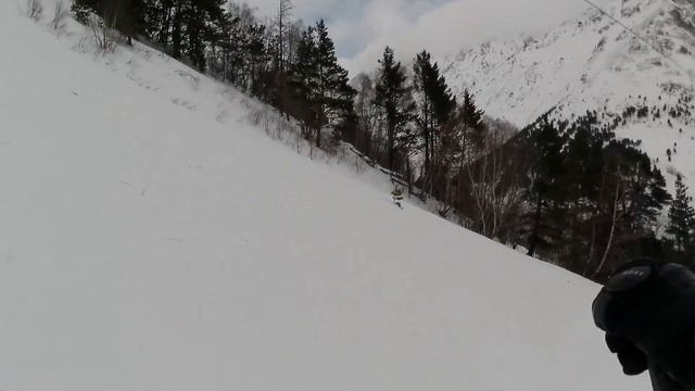 4K POV Чегет красная трасса, первый спуск за день с разминкой в процессе смотреть онлайн