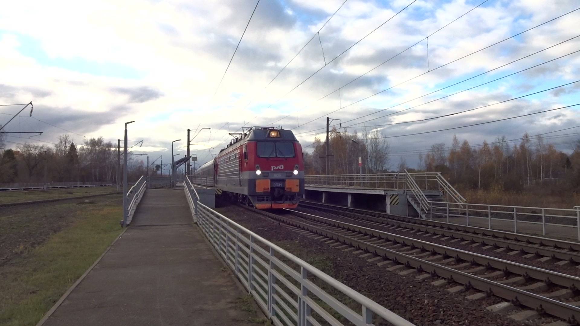 Электровоз ЭП1М-809 с пассажирским поездом проходит платформу 429-й километр смотреть онлайн