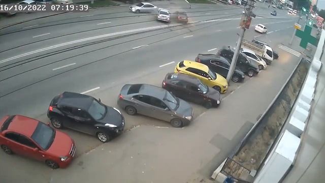 В Саратове лихач на "Приоре" спровоцировал ДТП смотреть онлайн