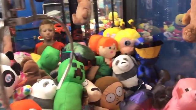 Winning All 4 Halo Characters From The Claw Machine!! смотреть онлайн