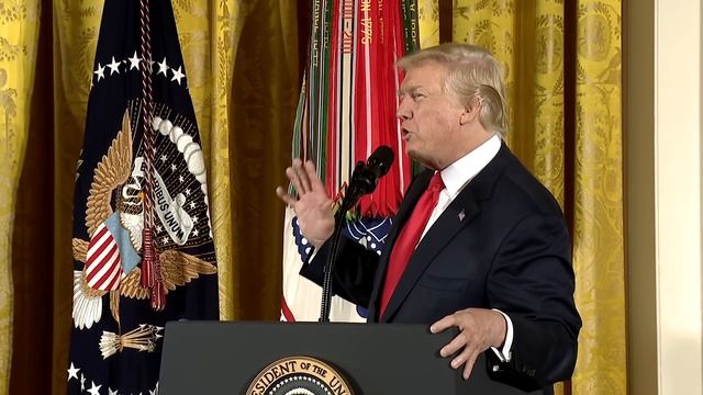 President Trump Awards the Medal of Honor смотреть онлайн