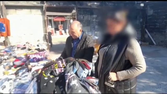 Полиция продолжает штрафовать незаконных торговцев на Больших Исадах смотреть онлайн