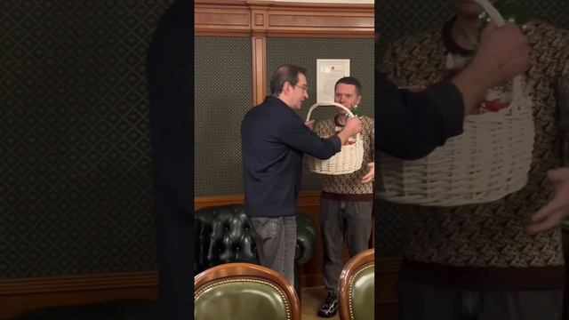 Новогодние подарки театру МХТ им.Чехова. смотреть онлайн