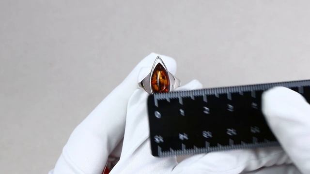 Серебряное кольцо Дарвин с янтарём 920041007aa-к смотреть онлайн