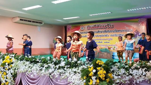 การแสดงโดยนักเรียนชุมนุมโขน ชุด ในน้ำมีปลาในนามีข้าว смотреть онлайн