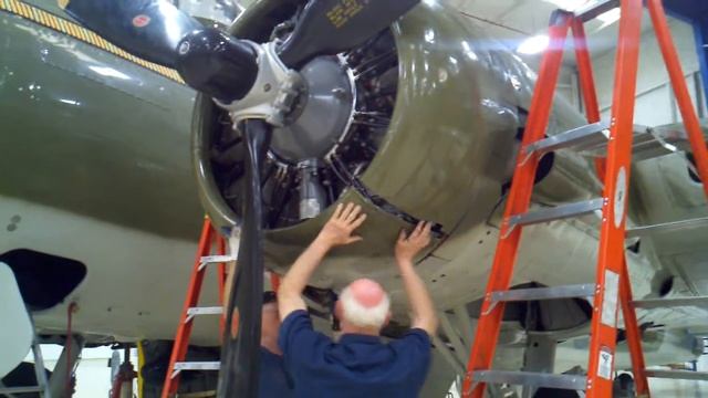 Installing engine cover on a B-29 Galveston,Tx смотреть онлайн