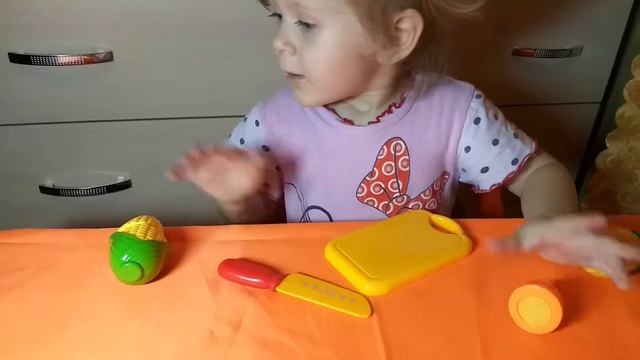 Женя играет с овощами. смотреть онлайн