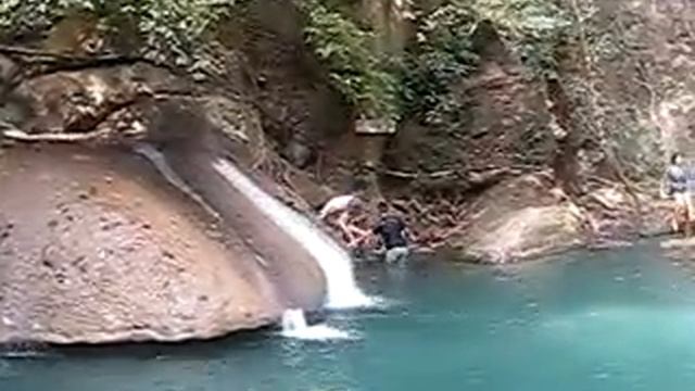 Скатываюсь с горки четвертого водопада Эраван смотреть онлайн