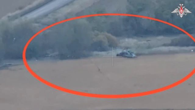 Уничтожение бронетранспортёра М-113 ВСУ оператором ударного FPV-дрона в приграничном районе Курской смотреть онлайн