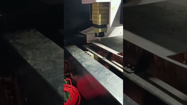 Резка стали на высокомощном лазерном станке в защитной кабине XTC-1560GP/12000 Raycus смотреть онлайн