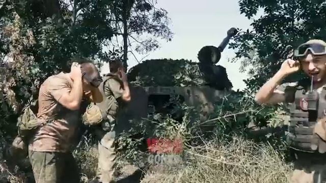 Рома Зверь поёт нашим бойцам на Донбассе смотреть онлайн