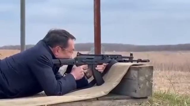 Глава Якутии Николаев на полигоне пострелял из автомата АК-12 смотреть онлайн