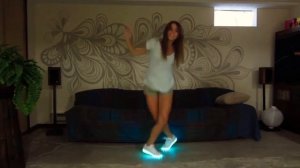 Девушка красиво танцует.