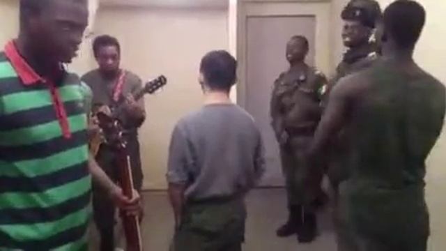 Казахстанский Солдат красива поёт с Нигерией! смотреть онлайн