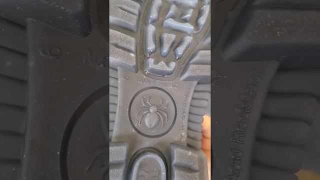 Redback Spider "Bobcat", 3 Piece Leather Material and Anti-Oil & Acid Resistant Tread. смотреть онлайн