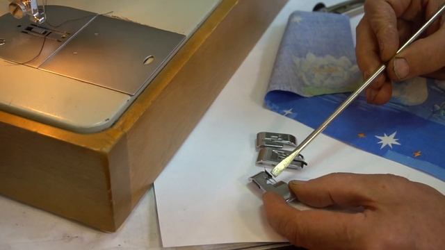 Обмётка края ткани импортной лапкой на Чайке смотреть онлайн