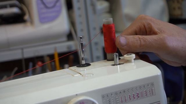 Как правильно заправлять верхнюю нить в швейных машинах JANOME? смотреть онлайн