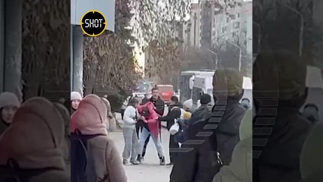 В Уфе две девахи устроили треш в общественном транспорте