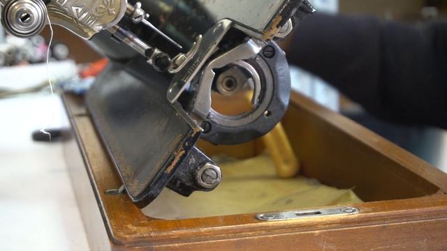 Швейная машина Подольская: заклинено челночное устройство, не движется, не включается на рабочий ход смотреть онлайн