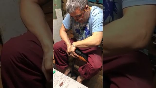 Хочешь накачать руки - начни шить обувь 💪🏻 смотреть онлайн