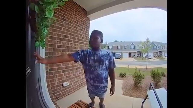 Kid Gets Caught While Trying to Steal Package from Front Door - 1245151 смотреть онлайн