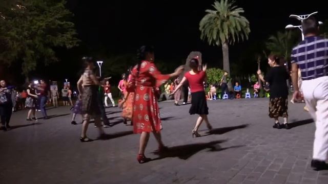 ВЕЧЕРНИЕ ТАНЦЫ В ПАРКЕ (Sanya, Hainan, China) (5) смотреть онлайн