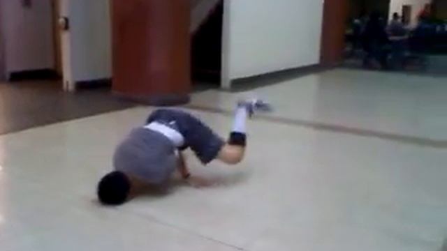 B-Boy Quake attempting Hong-10 Freezes смотреть онлайн