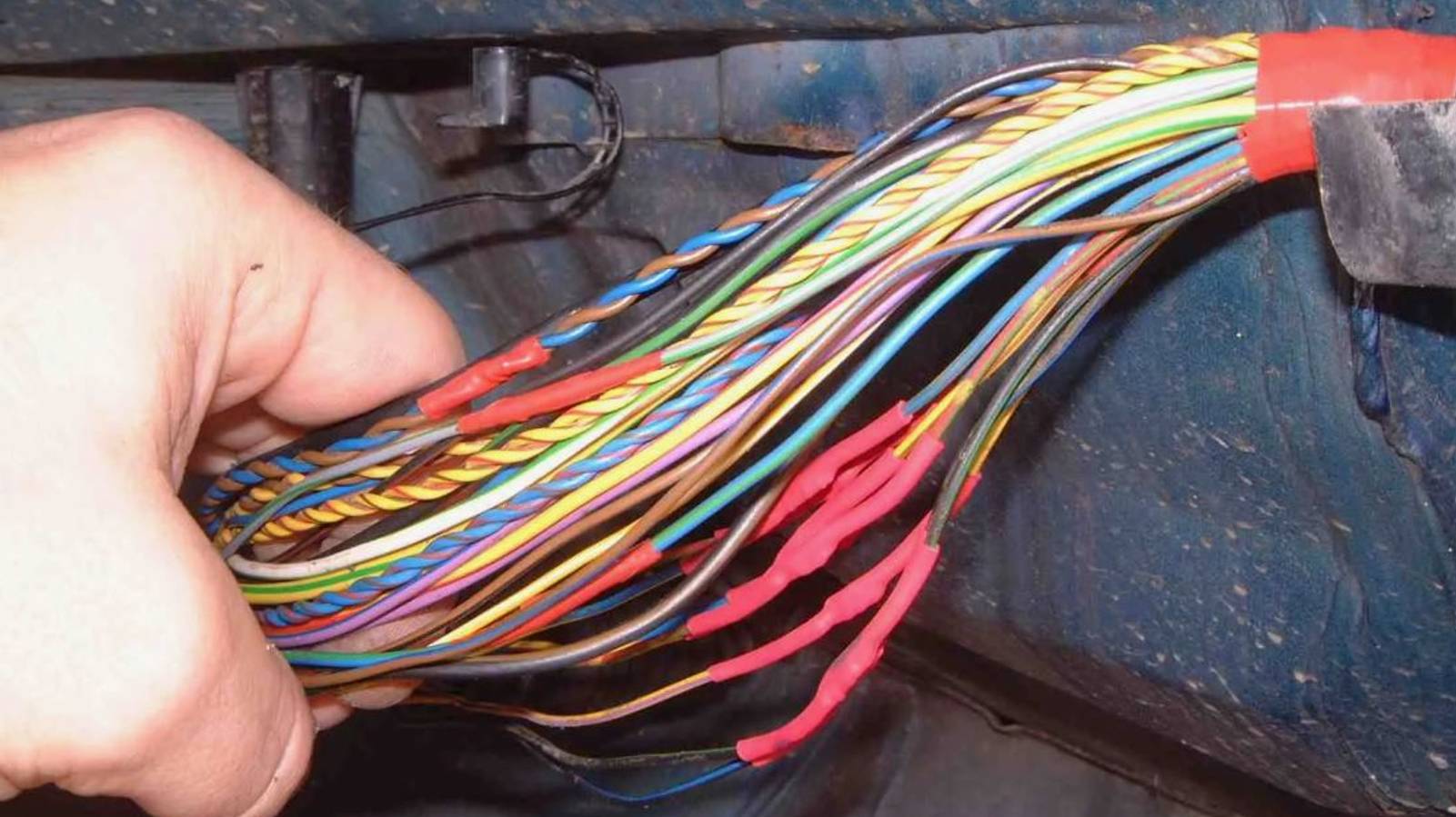 НАШЕЛ!!! заводскую проводку для динамиков у Вортекс Корда 1ч. смотреть онлайн