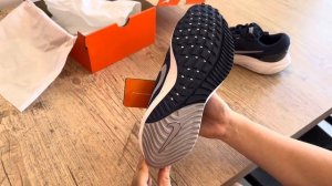 NIKE AIR ZOOM VOMERO 18