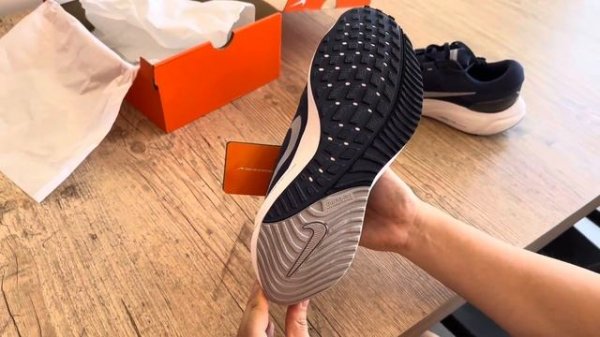 NIKE AIR ZOOM VOMERO 18