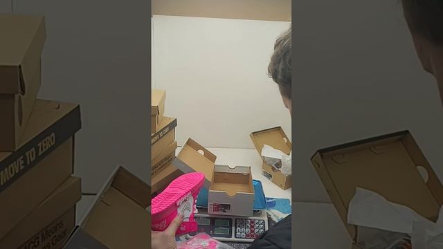 Получил посылку, проверяю качество, нашел кросовок с кривым швом, распаковка с видеофиксацией. смотреть онлайн