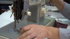 Как отрегулировать положение лапки на швейной машине Чайка?