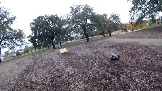 Arrma Outcast 6s vs Kraton jump test 1/2 смотреть онлайн