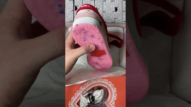 Nike SB Dunk Low x StrangeLove "Valentine's Day" кроссовки: демонстрация со всех сторон смотреть онлайн