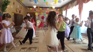 Танец "Чудо- детство" исполняют выпускники гр. №11 МБДОУ "ЦРР - д/с "Сказка"