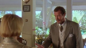 В поисках приключений 1996 г. (Доббс кадрит журналистку Кэрри Ньютон)