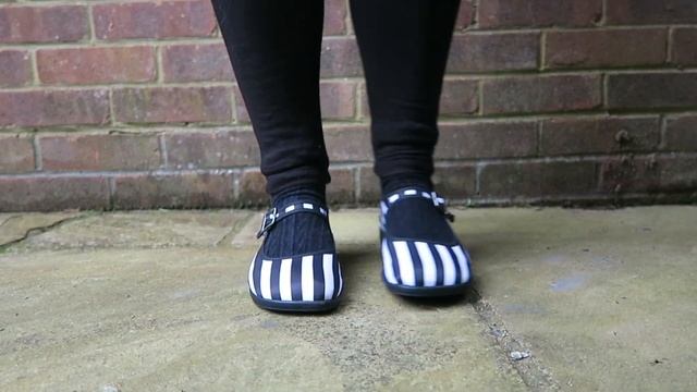 HOT CHOCOLATE DESIGN SHOE REVIEW смотреть онлайн