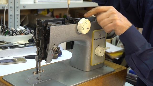 Швейная машина Чайка 132. Регулировка положения иглы относительно игольной пластины смотреть онлайн