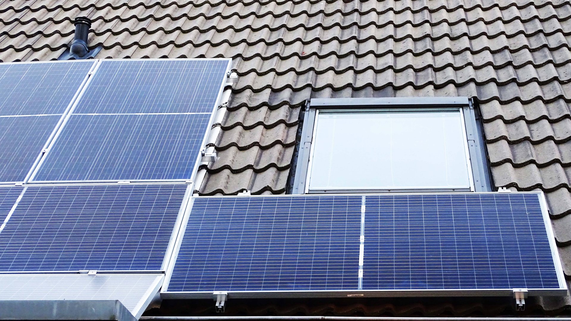 Монтаж солнечных панелей на крышу самостоятельно. Зелёная солнечная энергия доступна всем. смотреть онлайн