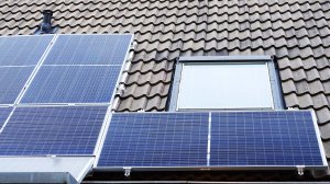 Монтаж солнечных панелей на крышу самостоятельно. Зелёная солнечная энергия доступна всем.