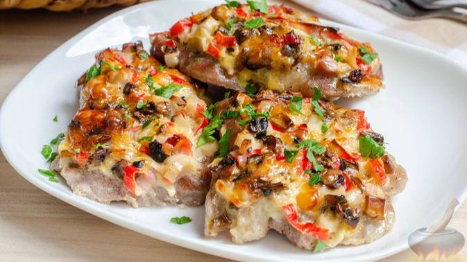 С шубой красиво, сочно и сытно.
ОТБИВНЫЕ ПОД КРАБОВО-ГРИБНОЙ ШУБКОЙ