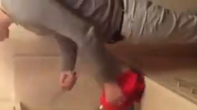 Бутылка vs Нож смотреть онлайн
