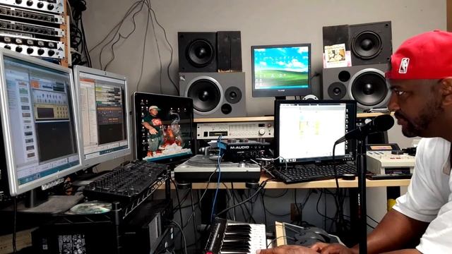 PT COLD NEW YEARS BEAT IN THE STUDIO 2022 смотреть онлайн