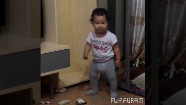 Маленькая девочка прикольно танцует смотреть онлайн