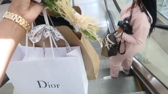 VLOG : NEW PERFUME, GOING OUT, RETAIL THERAPY, UNBOXINGS & GETTING VACCINATED | ONA OLIPHANT смотреть онлайн