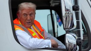 Дональд Трамп прокатился на мусоровозе после едких высказываний Байдена о сторонниках Трампа