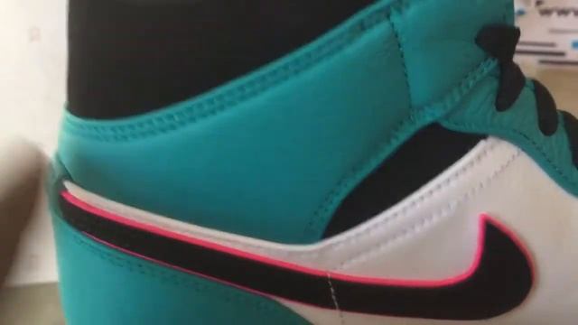 Quick Look At The Air Jordan 1 Mid South Beach SE BUY IT NOW смотреть онлайн